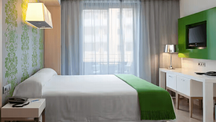 King Guest Room with Balcony 